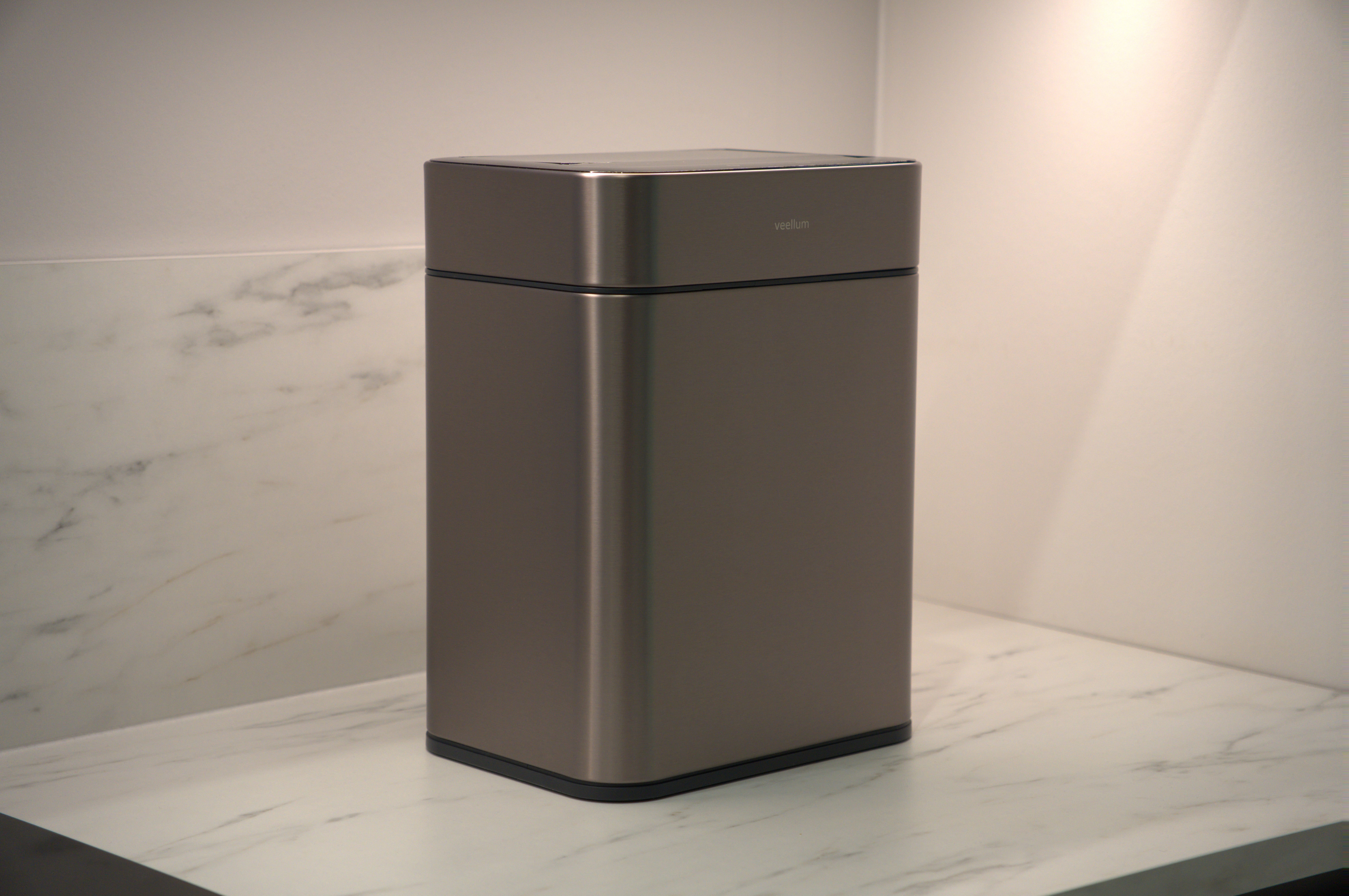 Rozsdamentes acél automata kuka elegáns környezetben – Veellum