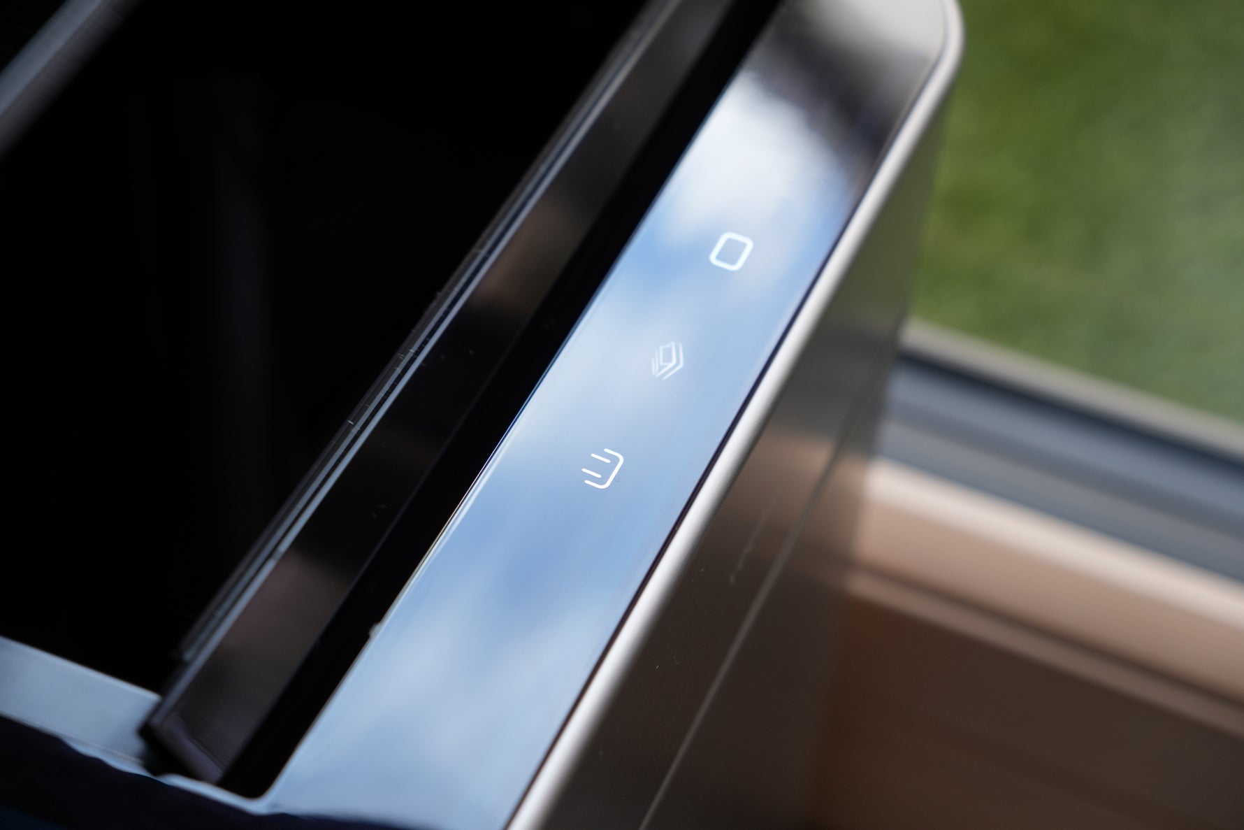 Veellum szenzoros szemetes teteje három kezelőgombbal